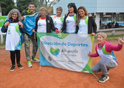 Mauro García le entregó indumentaria deportiva a atletas rodriguenses