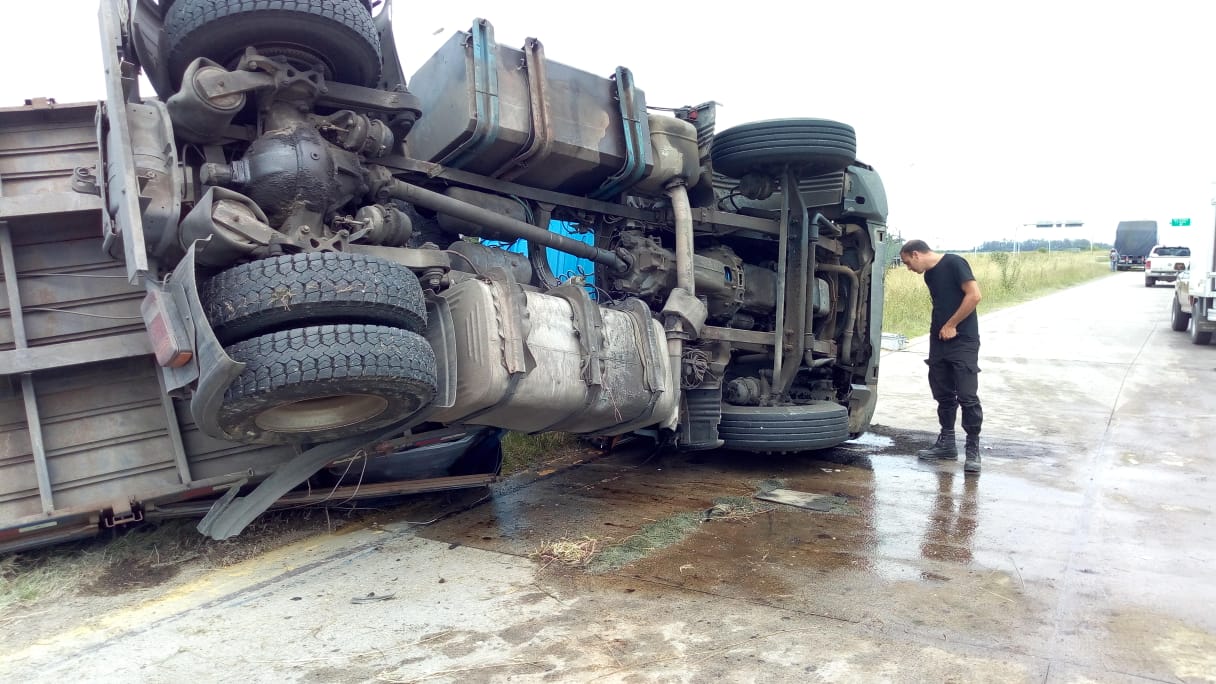 camion-volco-ruta-6-y-ruta-24-4