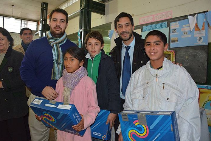 Entregaron notebooks a escuelas secundarias del distrito