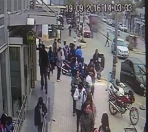 El momento del tiroteo, desde la cámara del Banco Provincia