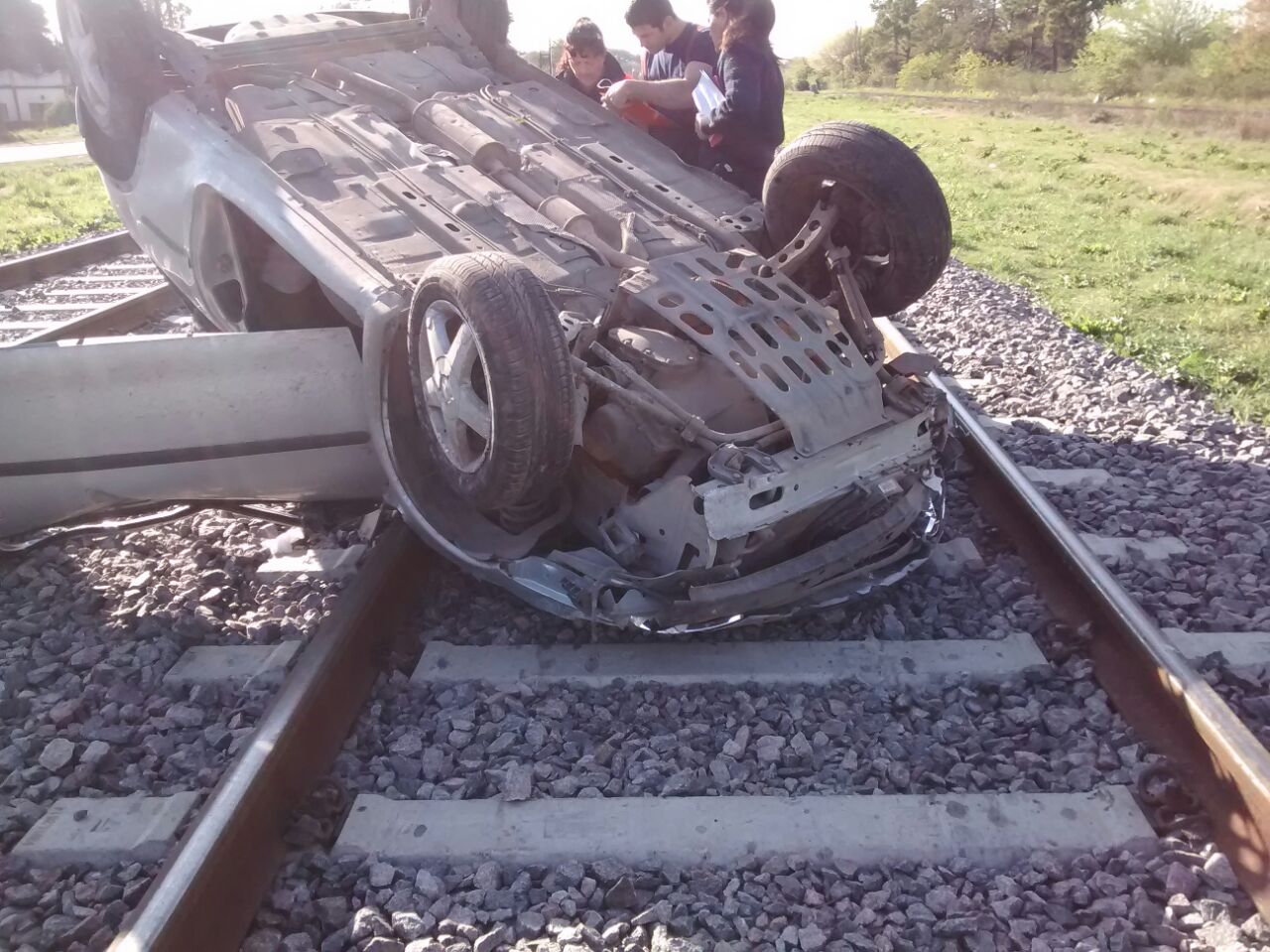 Un auto iba por Ruta 7, despistó, volcó y terminó sobre las vías del tren