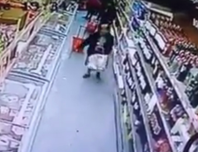 Usaban "la pollera de la abuela" para robar mercadería del supermercado, pero los vieron