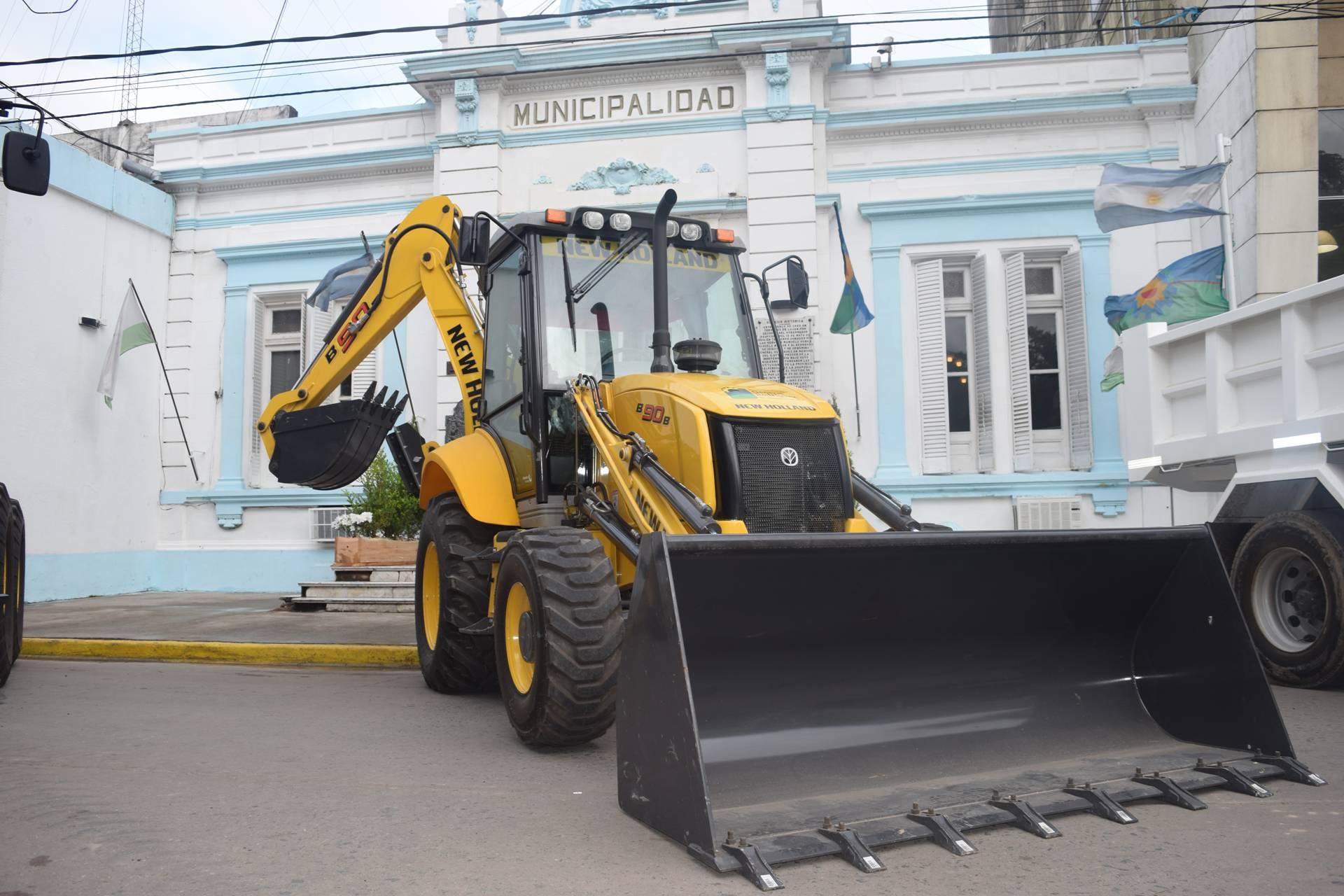 Se presentaron las nuevas maquinarias viales y camiones volcadores adquiridos por el Municipio