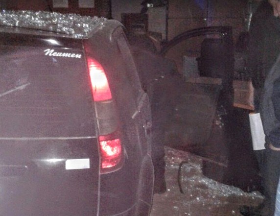 Auto terminó incrustado en local al escapar de un control... iba con cocaína a bordo