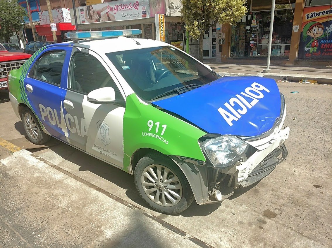 Patrullero chocó con una moto en Yrigoyen y Whelan
