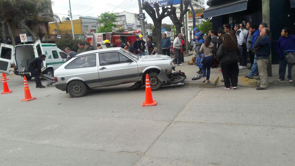 choque-a-mujer-policia-que-iba-en-moto