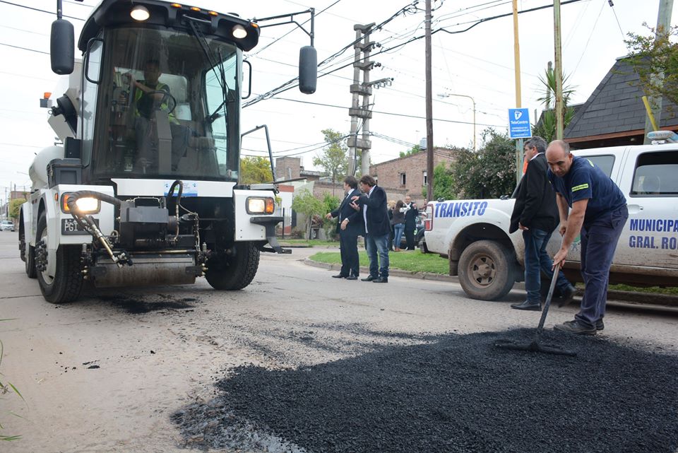 Así funciona la nueva máquina bacheadora del Municipio