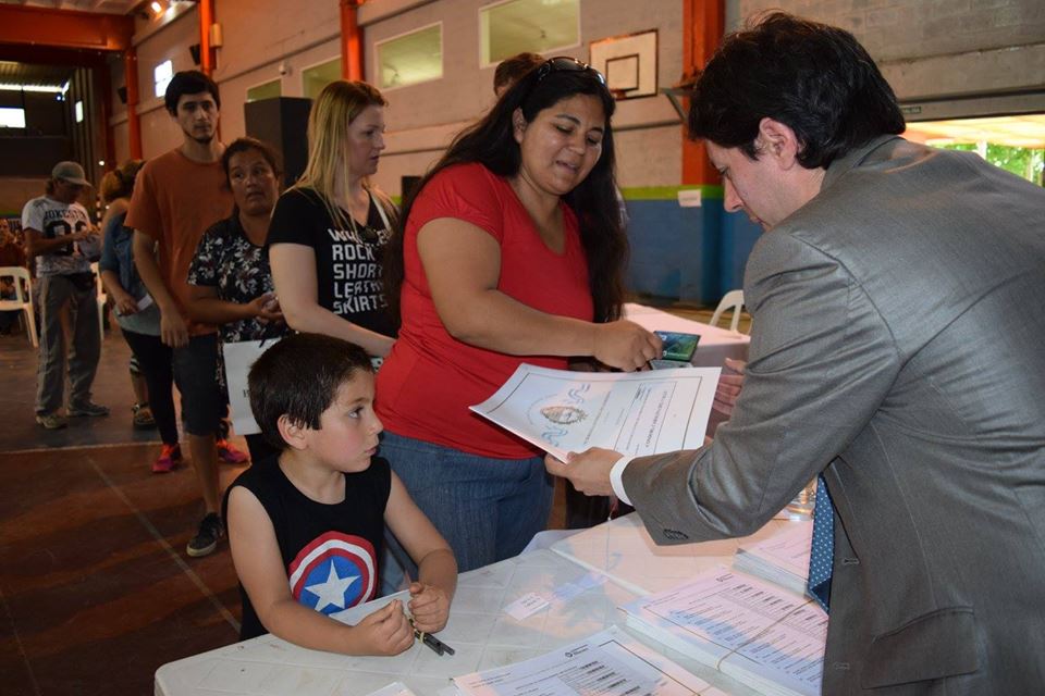Se entregaron y se firmaron escrituras en el Polideportivo Municipal