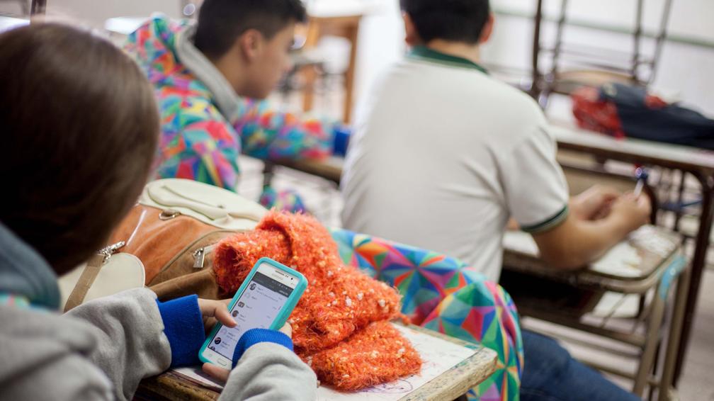 Por decisión del Gobierno Provincial, los chicos podrán usar celulares en las aulas bonaerenses