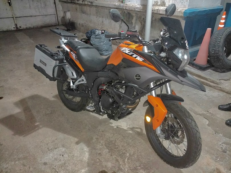 Murió un motociclista tras una maniobra de un auto que huyó en la autopista