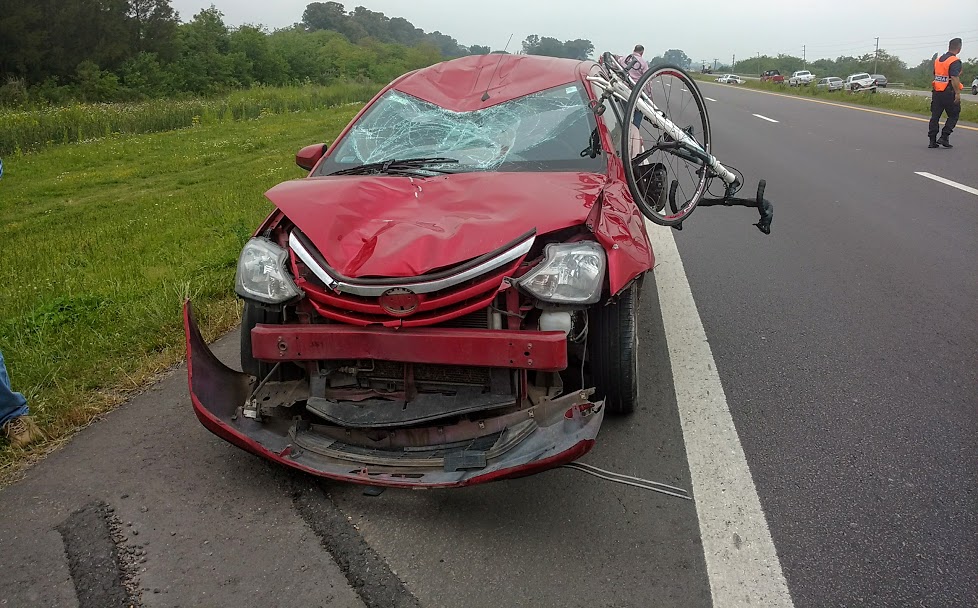 Un ciclista falleció en la Ruta 6 al ser atropellado por un automóvil sobre la banquina