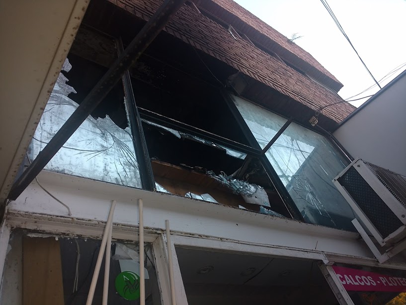 No sólo entraron a robar un local, también lo incendiaron
