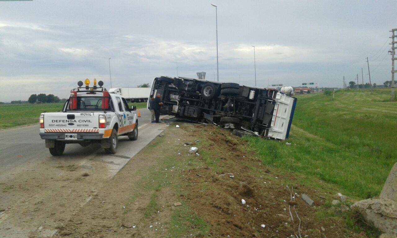 Un camión de telas volcó en Ruta 6 y 24