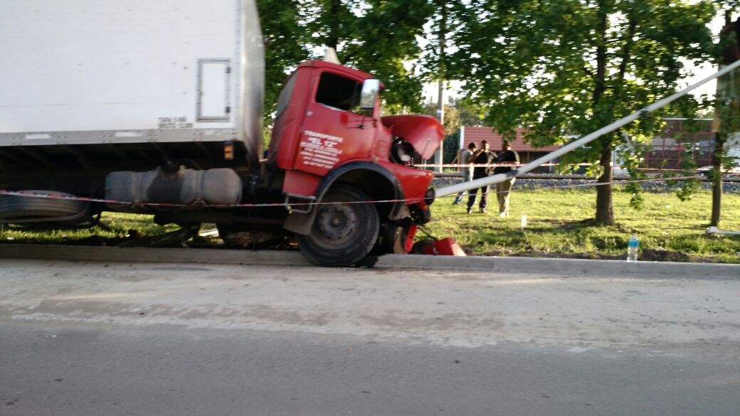 Un camión casi termina contra una garita en Malvinas