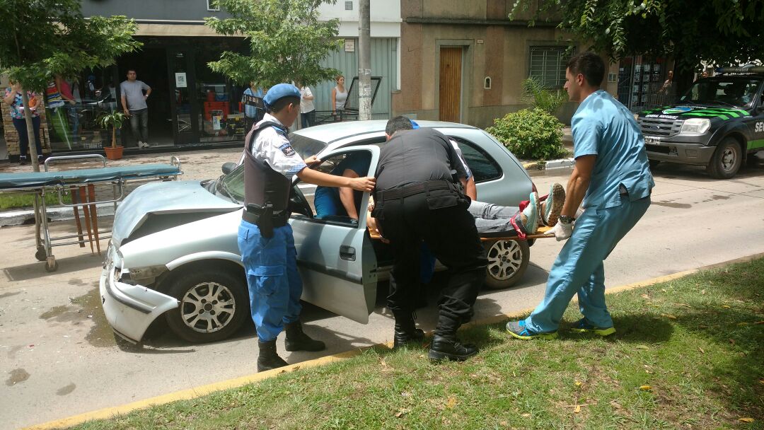 Embistió a un auto y terminó herida