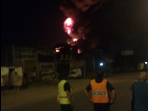 Increíble: Se incendia fábrica de pinturas junto a una Shell en Las Latas