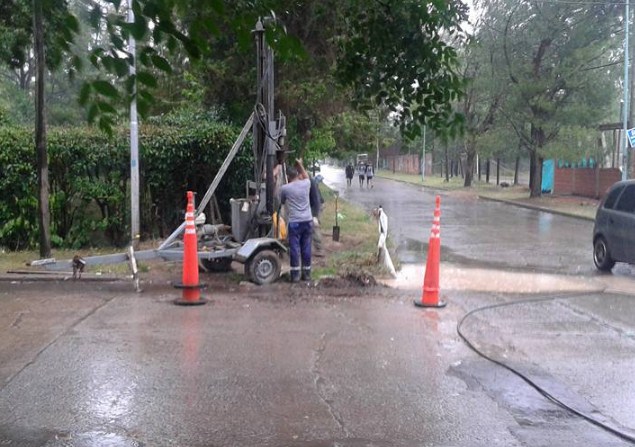 Molina dice que demandará a ABSA por tirar agua servida a las napas y en la calle