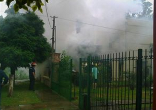 El fuego, protagonista de la jornada: Incendio de auto en una cochera