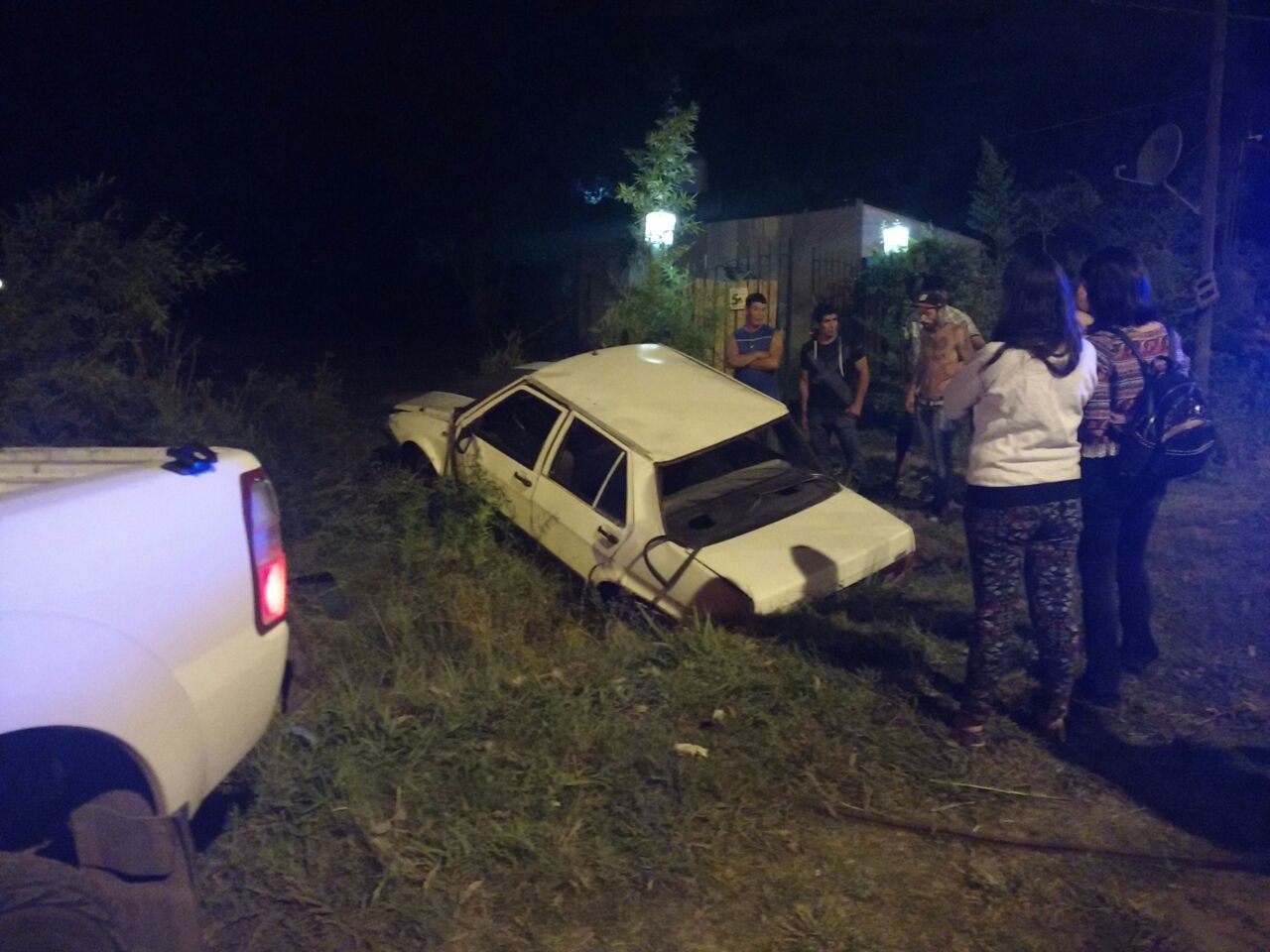 Despistó sobre Ruta 7, chocó y lo terminaron golpeando los vecinos