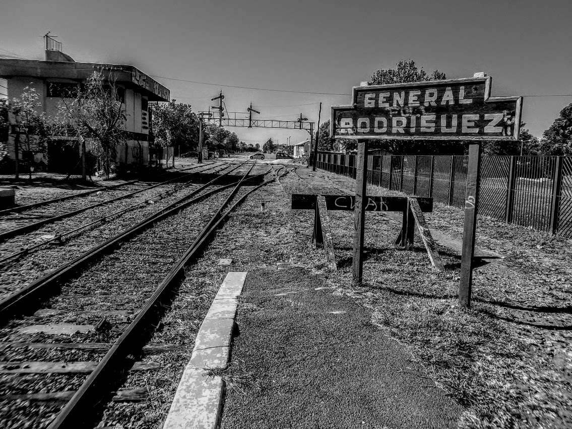 general-rodrigue-cartel-estacion-blanco-y-negro-1