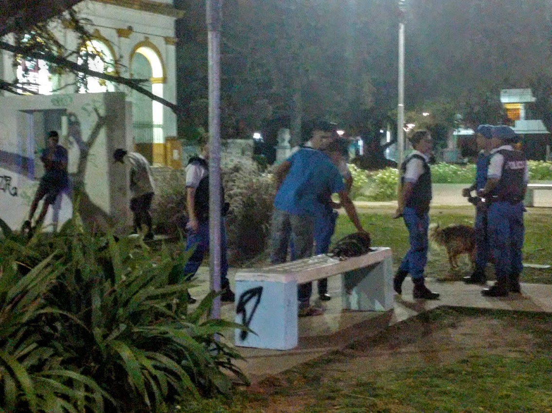 policia-local-discute-con-chicos-en-imagen-de-san-francisco-de-la-plaza