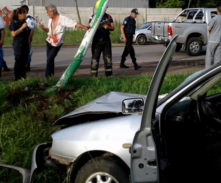 Un auto chocó contra un poste de luz en Ruta 7