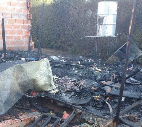 Incendio en una casa de Villa Vengochea y una familia que pide ayuda
