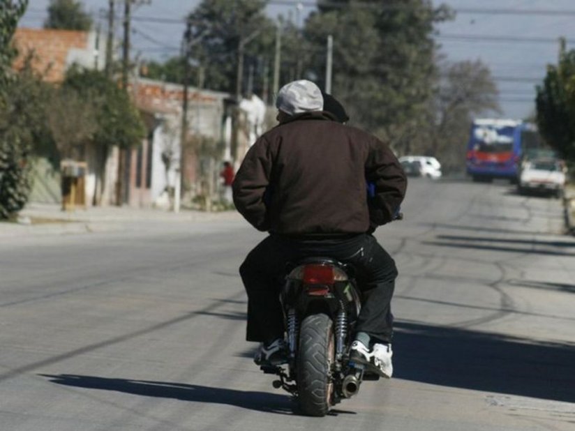 Robo de "motochorros": creyó que los había perdido pero la sorprendieron al llegar a una esquina