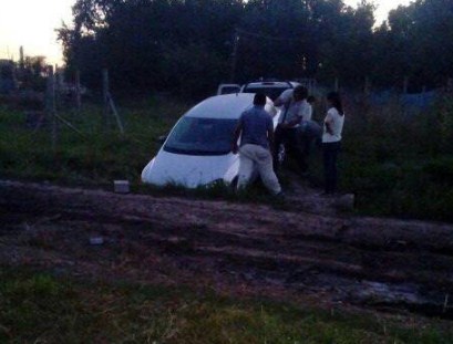 Se fue a una zanja por evadir un intento de robo mientras esquivaba el corte de Pico Rojo
