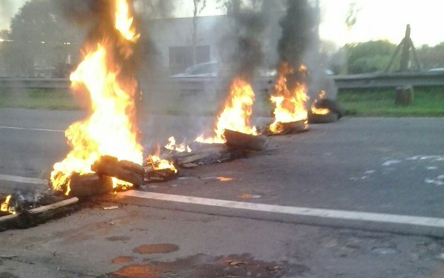 La autopista estuvo cortada más de tres horas por vecinos de Pico Rojo