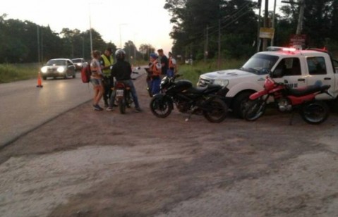 Motociclista huyó de un control de Tránsito y lo detuvieron por llevar cuchillos