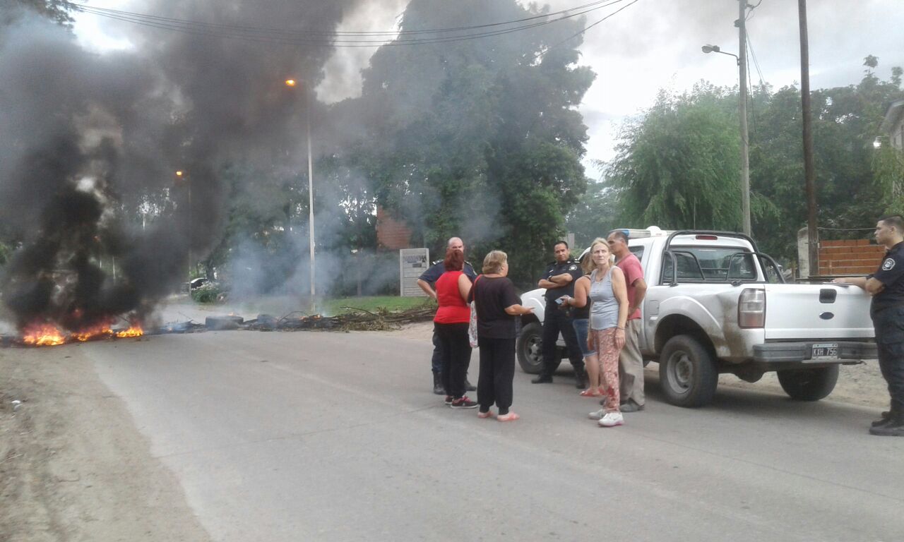 Dos robos de motochorros desataron el enojo y corte de calle en Las Latas
