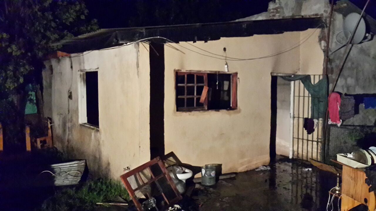 Familia perdió el techo de su vivienda por un incendio en B° Maravillas el Oeste