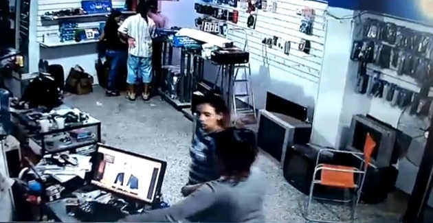 In fraganti: así roban los descuidistas en un comercio céntrico