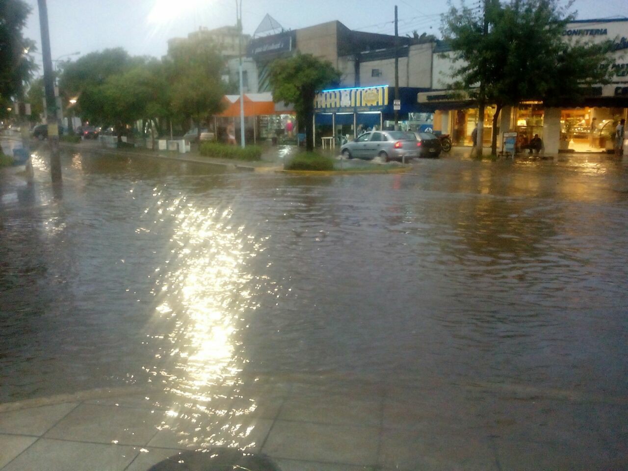 Fuerte chaparrón inundó varios puntos y afectó instalaciones municipales
