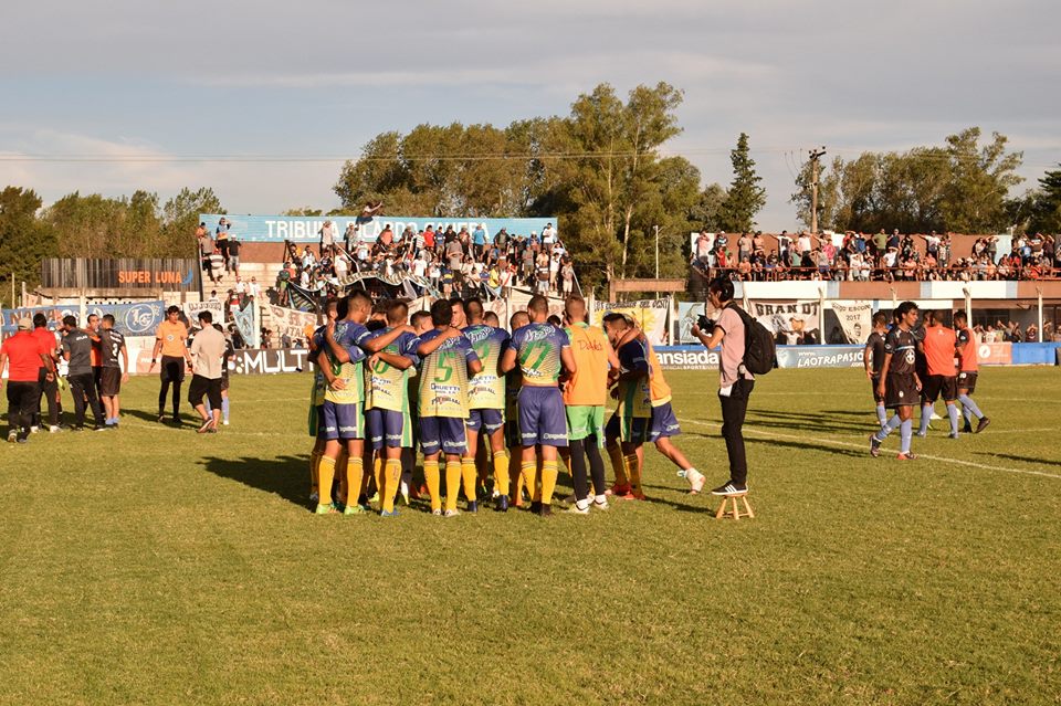 Alem venció a Atlas en un polémico partido y se subió a la punta de la Primera D