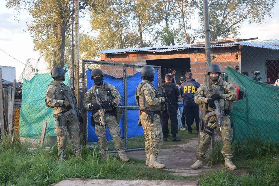 Gran despliegue de la Policía Federal en un operativo antidroga en Agua de Oro