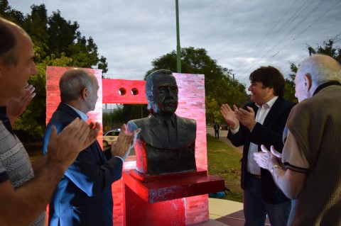 Se colocó en su calle el busto del ex presidente Raúl Alfonsín