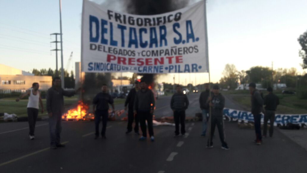 Trabajadores de un frigorífico cortan la Ruta 28 por despidos y suspensiones