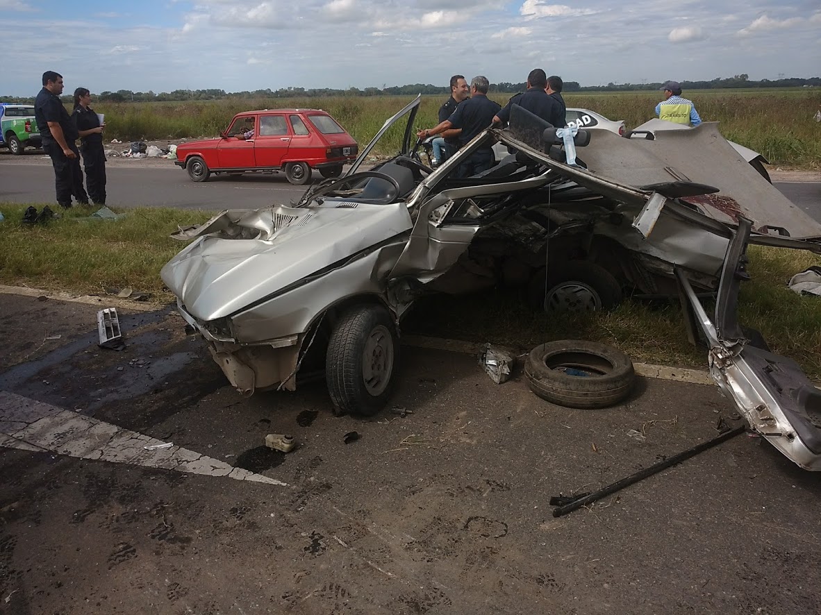 Terrible impacto dejó 1 muerto y 4 heridos tras una maniobra inesperada