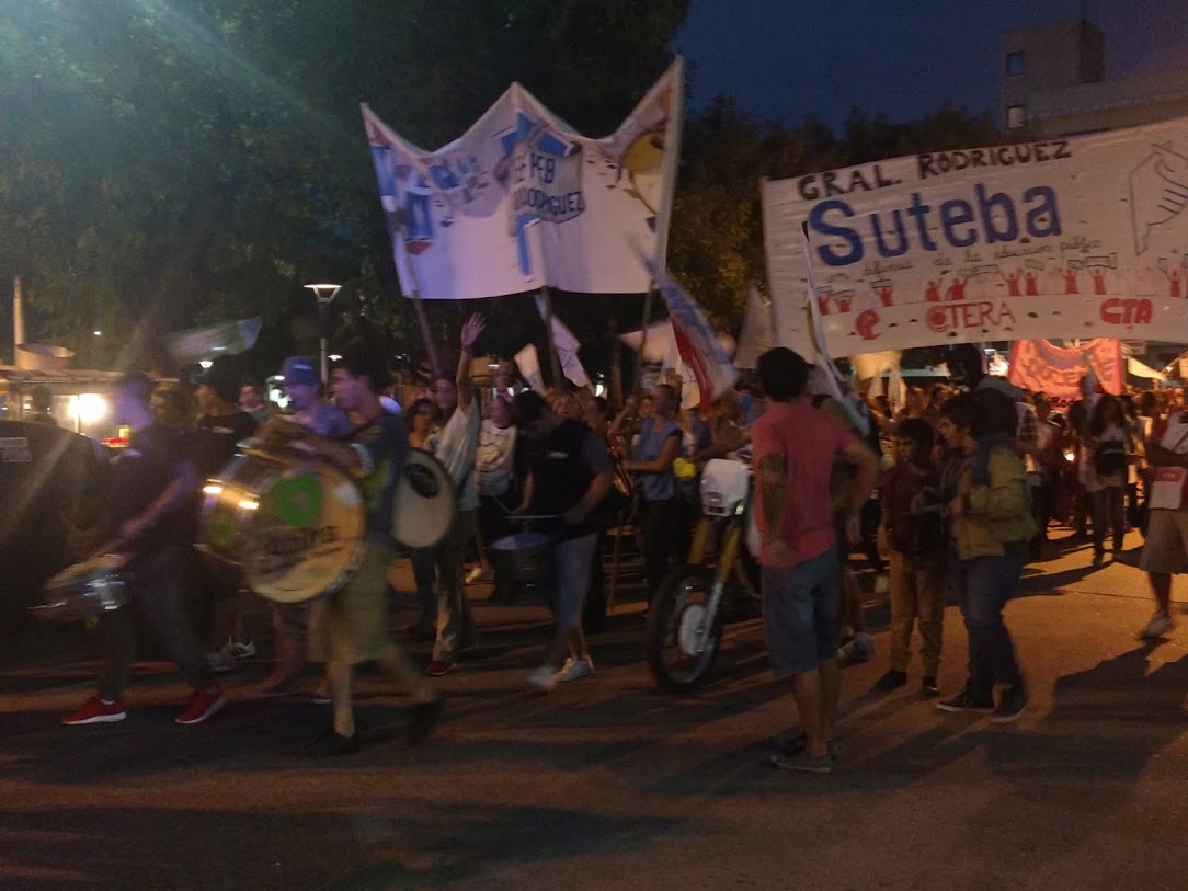 Docentes marcharon por el centro con apoyos de sectores políticos y gremiales