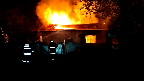 Prendieron fuego la casa de vecinos, cansados por supuestos robos