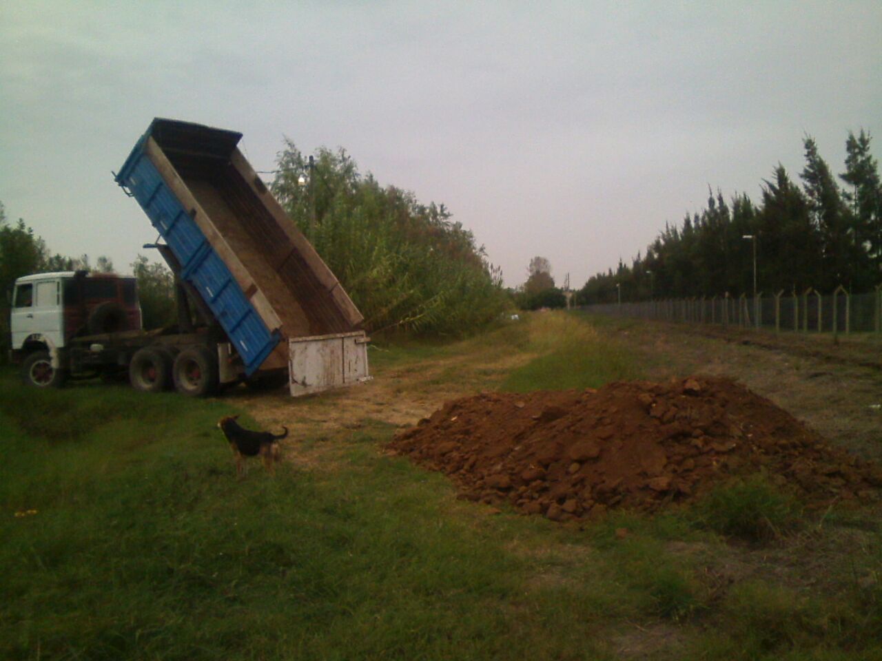 Vecinos de Los Aromos consiguieron la tierra para nivelar calles y terrenos de su barrio
