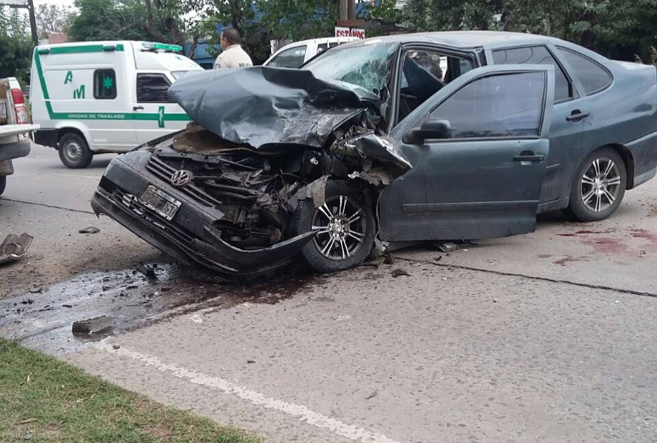 Terrible accidente frontal a metros del ingreso al Hospital Vicente López y Planes