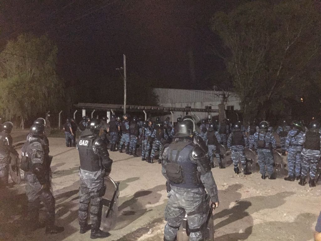 Por orden judicial, la policía desalojó sin enfrentamiento el corte en Ruta 28 y al matadero de Deltacar