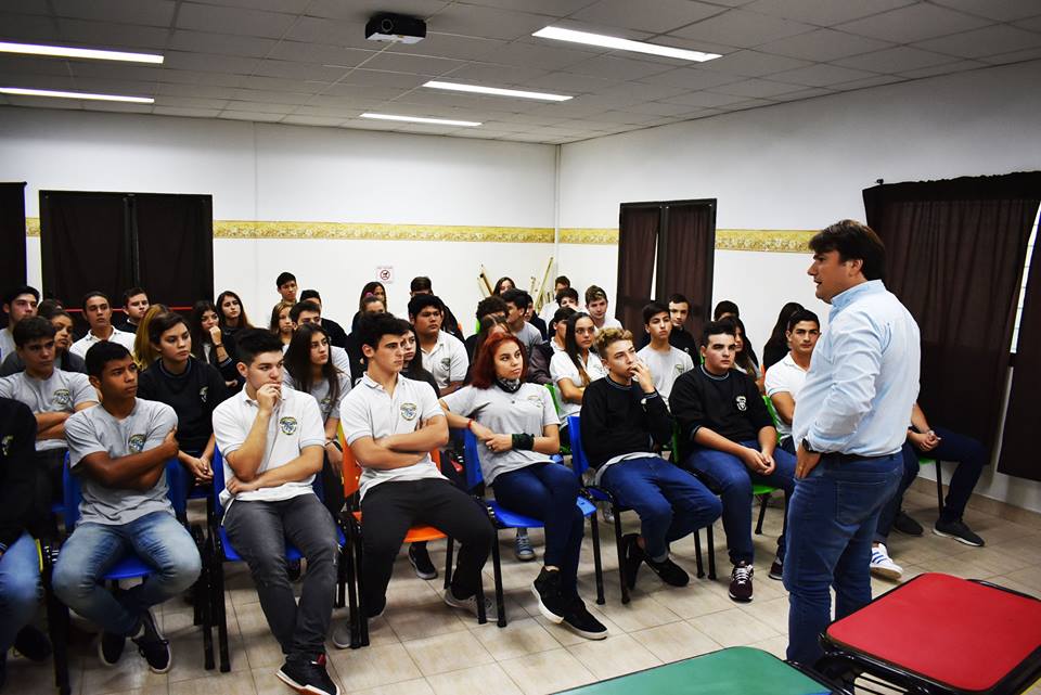 Kubar visitó a estudiantes premiados por el proyecto que detectó arroyos contaminados