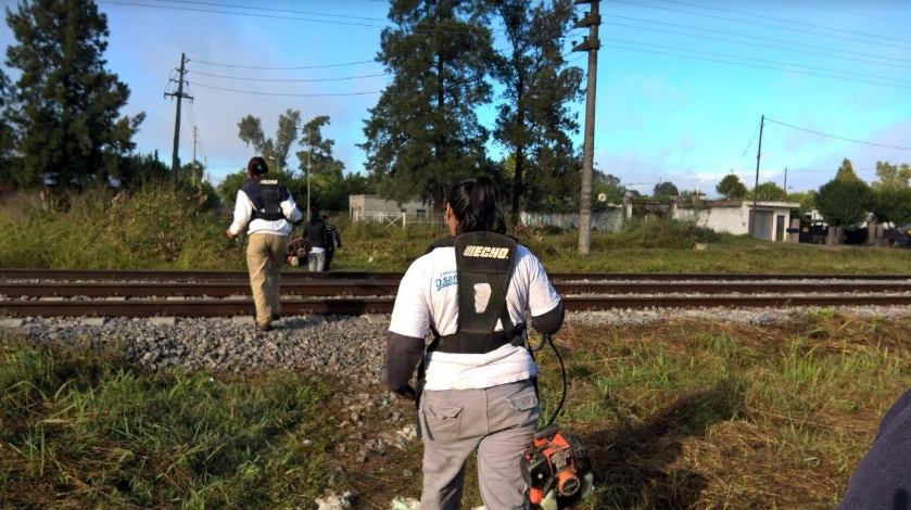 Se hicieron tareas de limpieza junto a las vías del ferrocarril
