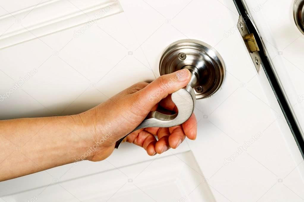 La golpeó y la encerró en su casa