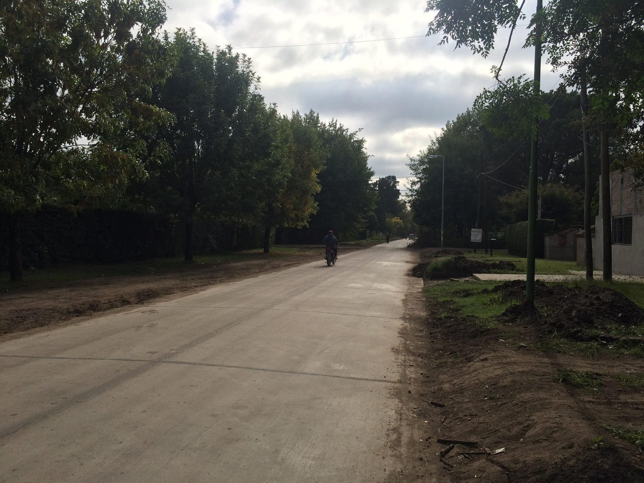 Se finalizó la pavimentación de una calle y arrancó otra cerca del Acceso Oeste