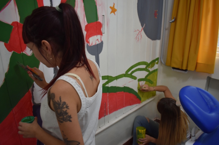 Artistas locales hacen pinturas infantiles en un consultorio odontopediátrico